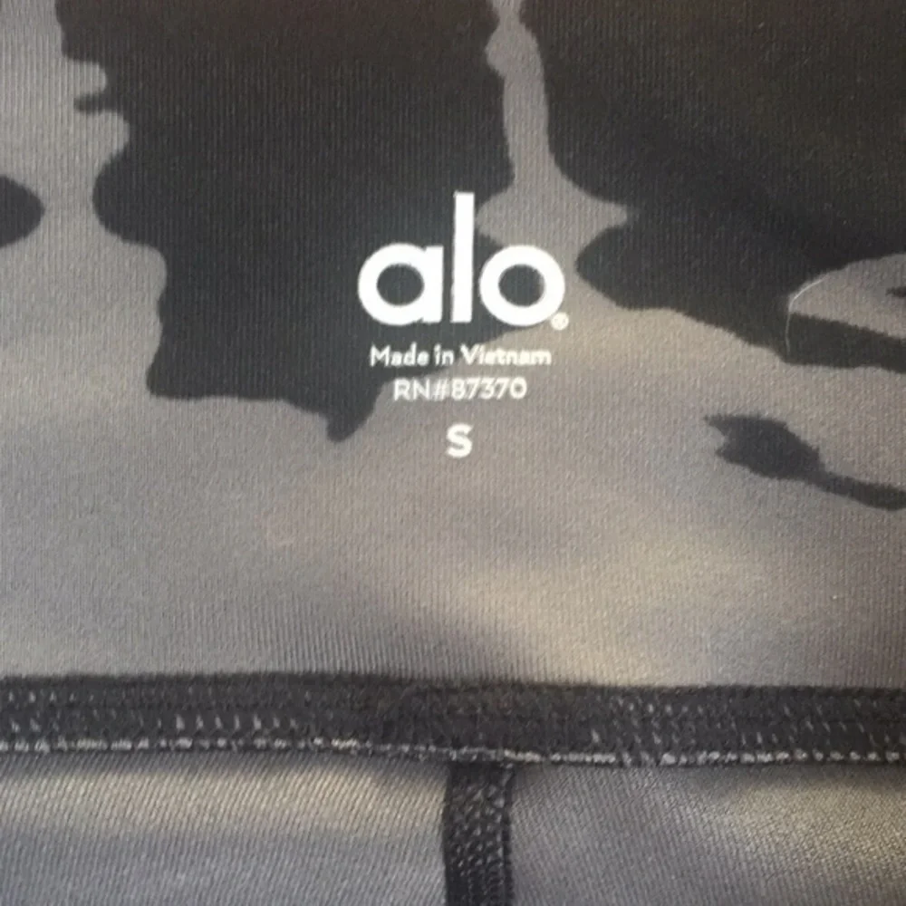 Alo Yoga airbrush Capri leggings. Small